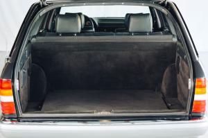 Mercedes-Benz 560 ТEL by Caro International 1990 года 